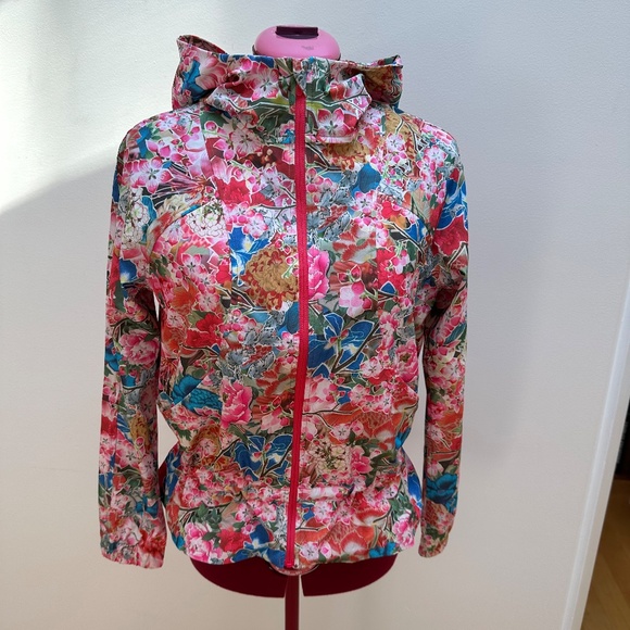 NWOT Lululemon Sea Wheeze Marathon 'Pack It Up' Jacket in Size 4 with Carry Bag - Picture 14 of 14